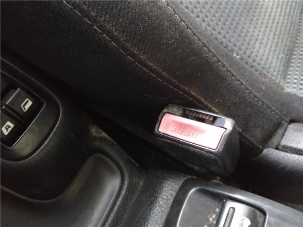 anclaje cinturon delantero derecho peugeot 20