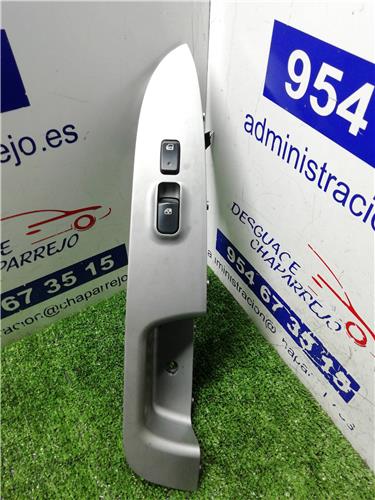 CARENS Botonera Puerta Delantera Derecha CARENS Botonera Puerta Delantera Derecha