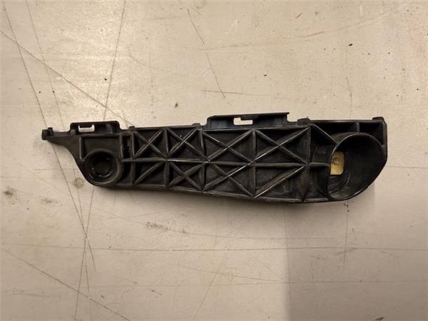 Soporte derecho paragolpes delantero
