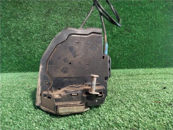 cerradura puerta trasera izquierda toyota aur