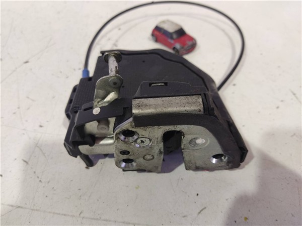 cerradura puerta trasera izquierda toyota aur