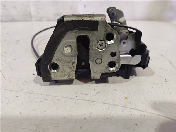 cerradura puerta trasera derecha toyota auris