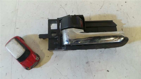 manilla interior puerta delantera izquierda toyota avensis berlina (t25)(2003 >) 2.0 d4 d executive sedán (4 ptas) [2,0 ltr.   93 kw turbodiesel cat]