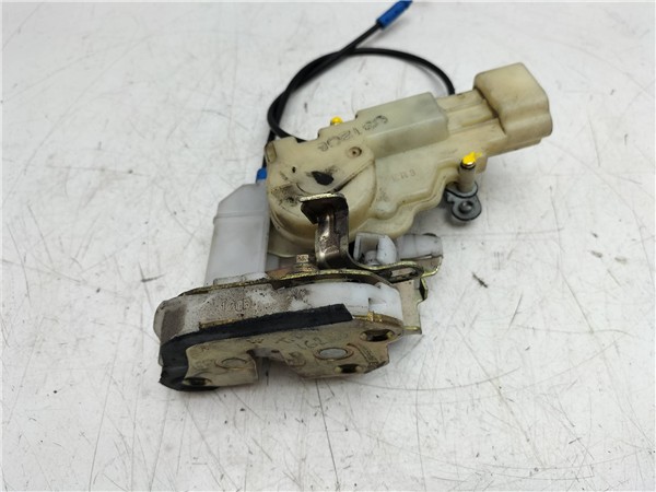 cerradura puerta trasera derecha toyota yaris