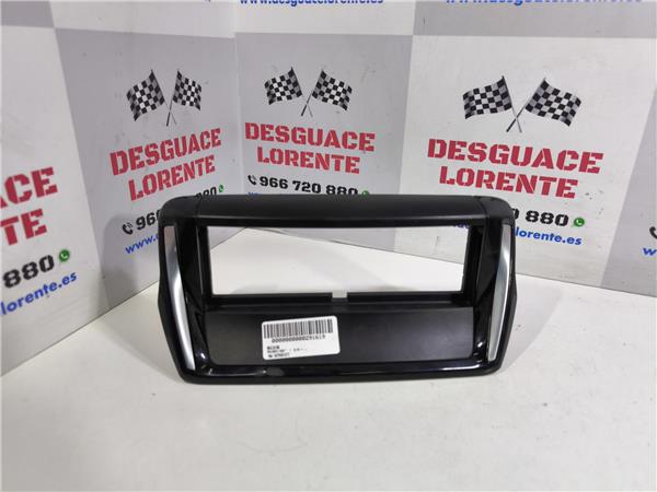 moldura puerta delantera derecha peugeot 208