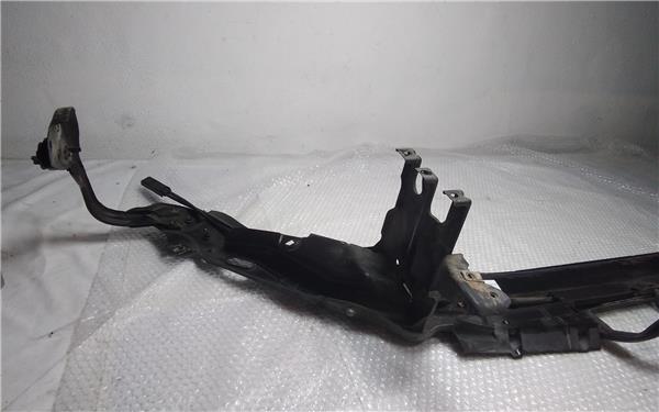 traviesa delantera superior mercedes benz cla